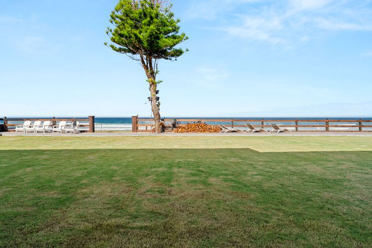 The Coastal Pearl Cove