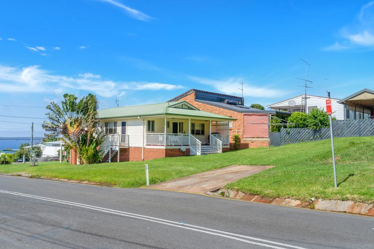 On Cyrus at Hyams Beach