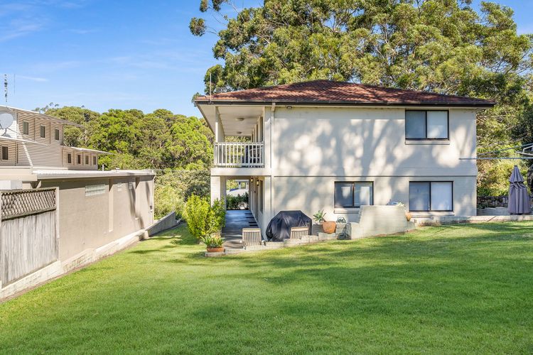 Sandals at the Bay – Downstairs, Hyams Beach