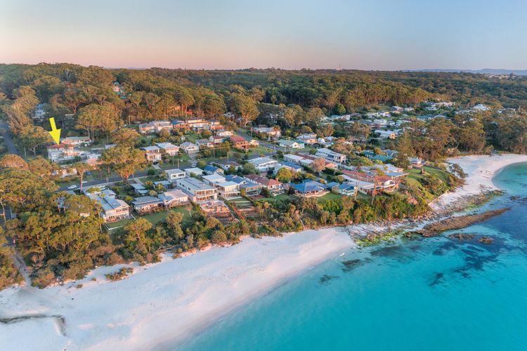 Sandals at the Bay – Downstairs, Hyams Beach