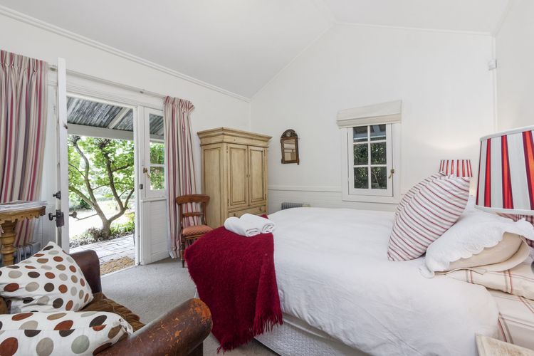 Aylmerton House + Cottage for 14, Southern Highlands