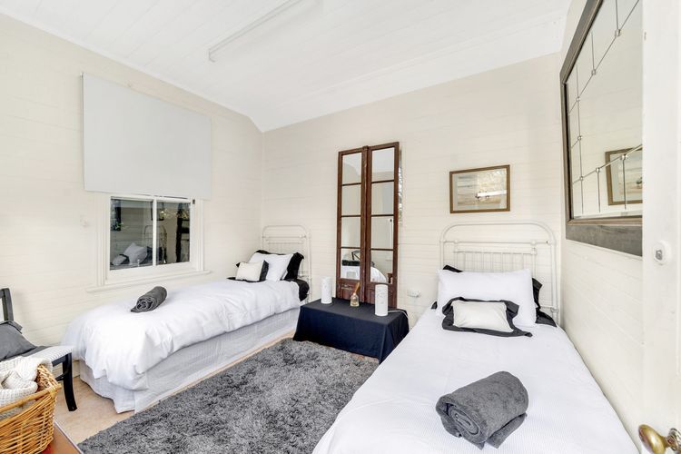 Aylmerton House + Cottage for 14, Southern Highlands