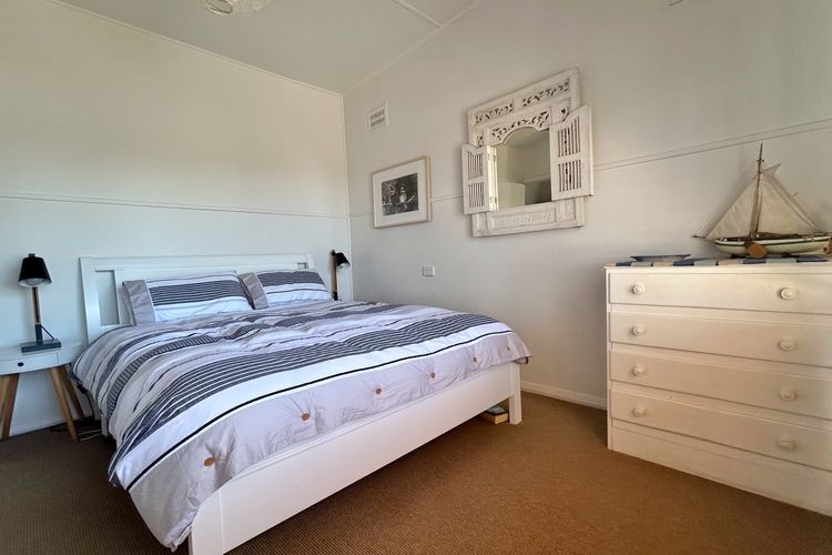 Unwind at Hyams Beach