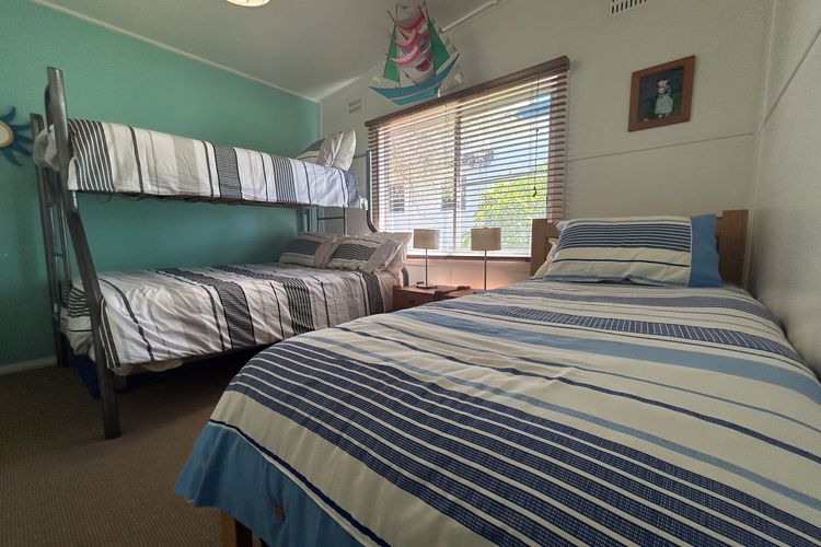 Unwind at Hyams Beach