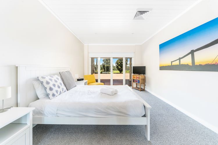 Whispering Pines House + Cottage, Far Meadow, Berry