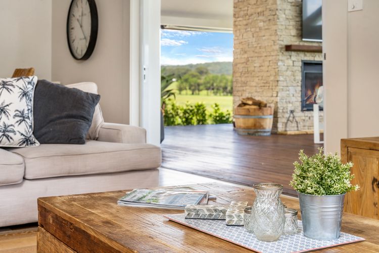 Whispering Pines House + Cottage, Far Meadow, Berry