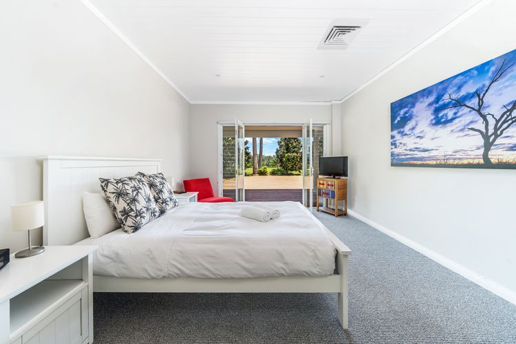 Whispering Pines House + Cottage, Far Meadow, Berry