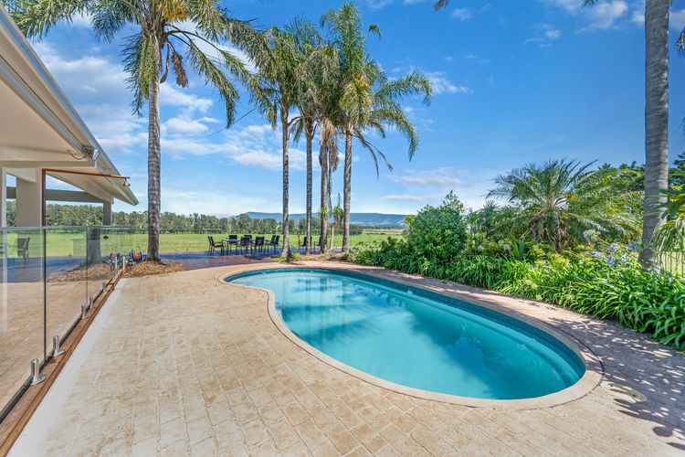 Whispering Pines House + Cottage, Far Meadow, Berry