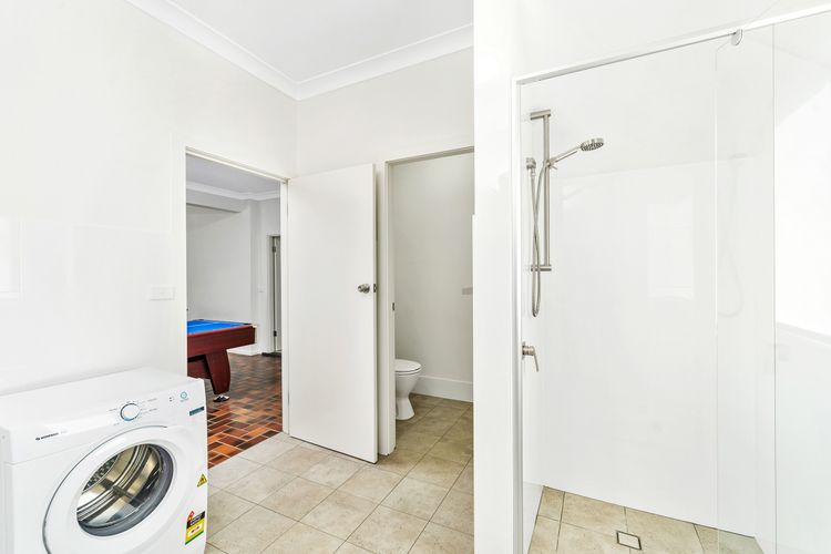 Seven Smiles, Gerroa