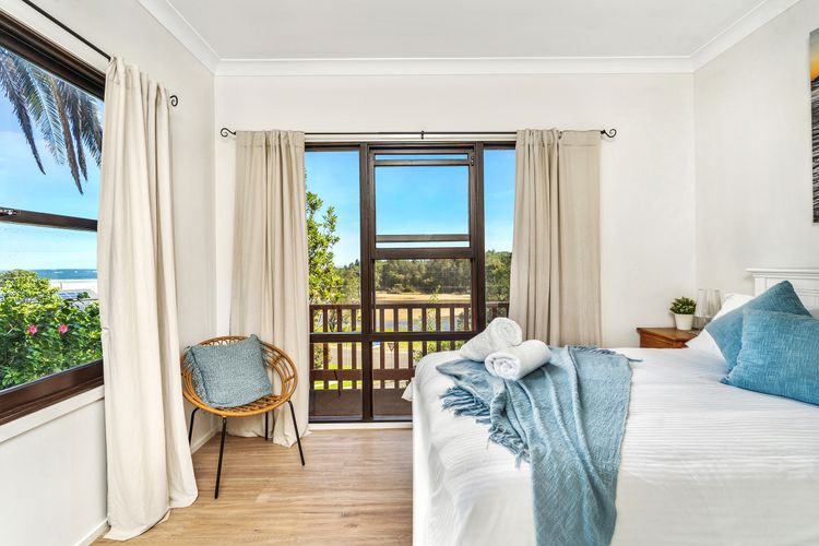 Seven Smiles, Gerroa