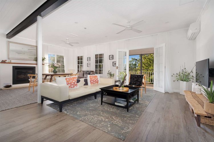 Myrtle Tree Lodge Flowers, Kangaroo Valley