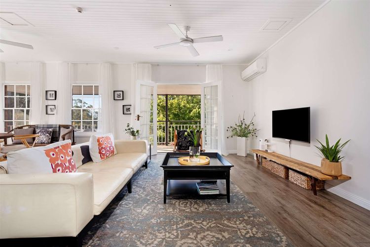 Myrtle Tree Lodge Flowers, Kangaroo Valley