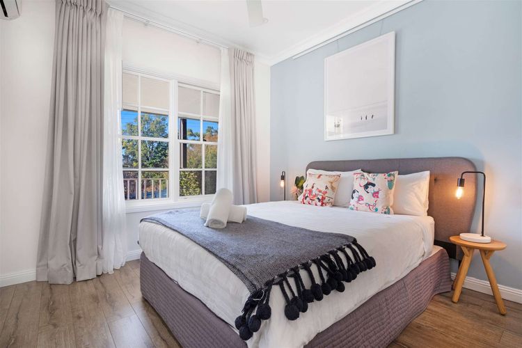 Myrtle Tree Lodge Flowers, Kangaroo Valley