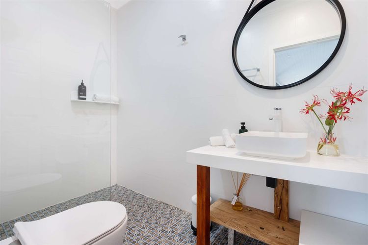 Myrtle Tree Lodge Flowers, Kangaroo Valley