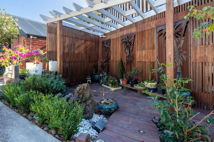 Myrtle Tree Lodge Leaves, Kangaroo Valley