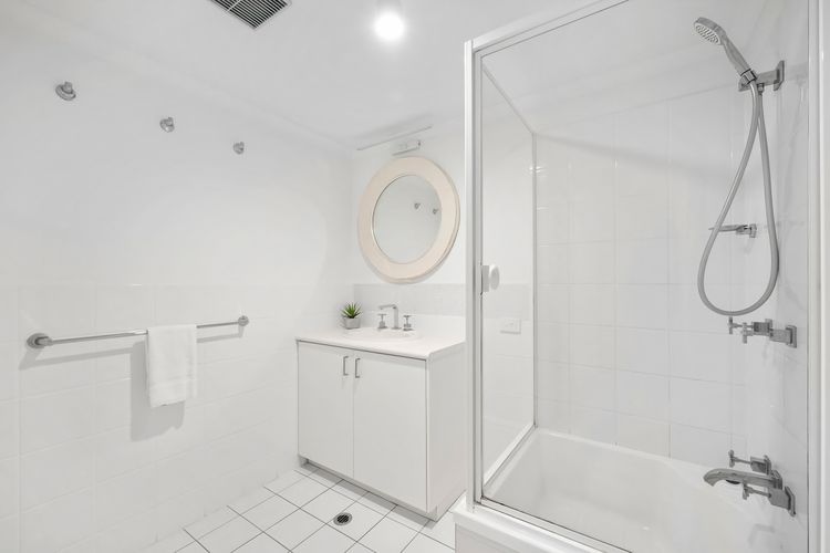 Full bathroom 2 image 1