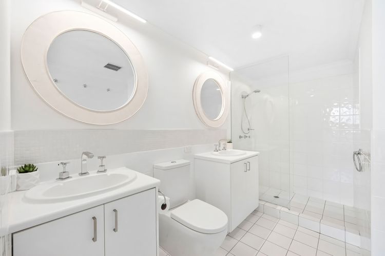 Full bathroom 1 image 1