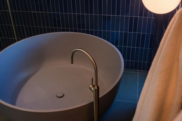 Full bathroom image 5