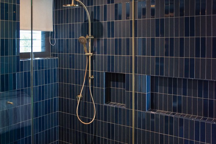 Full bathroom image 1