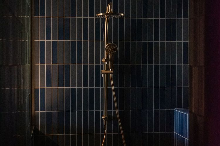 Full bathroom image 1