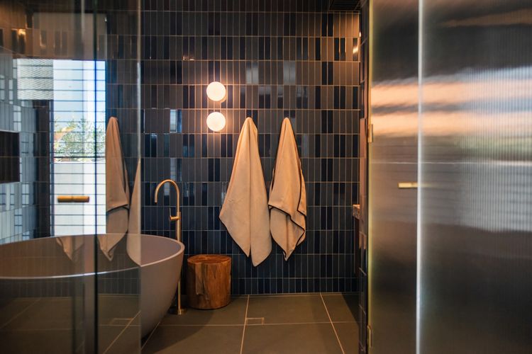 Full bathroom image 4