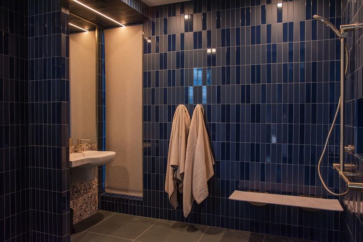 Full bathroom image 1