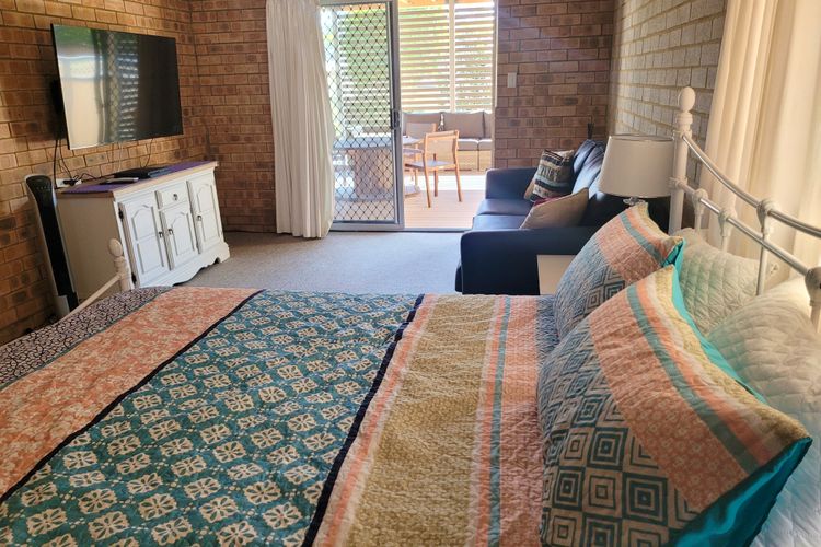 Seachange – Vincentia –  with water views and outdoor entertaining area – FREE WIFI, Pet Friendly