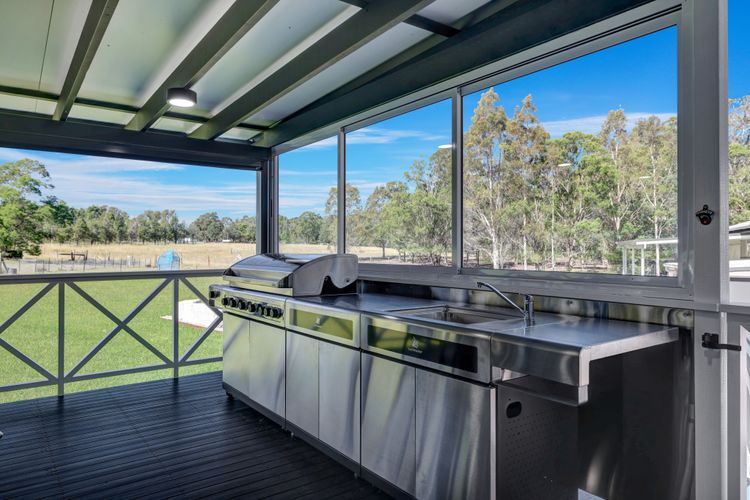 Holiday Homestead – Large Farm Stay Style Home