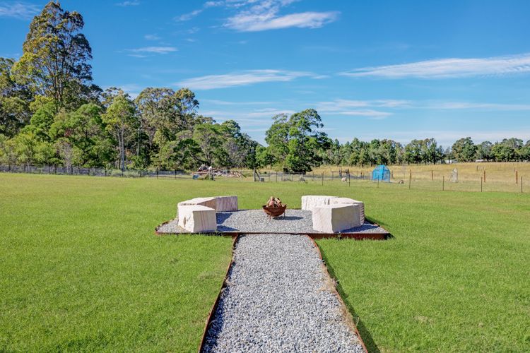 Holiday Homestead – Large Farm Stay Style Home