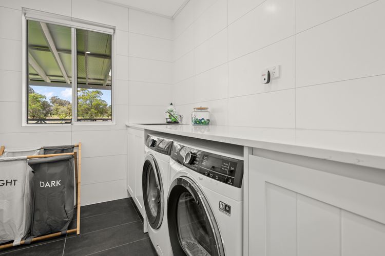 Holiday Homestead – Large Farm Stay Style Home