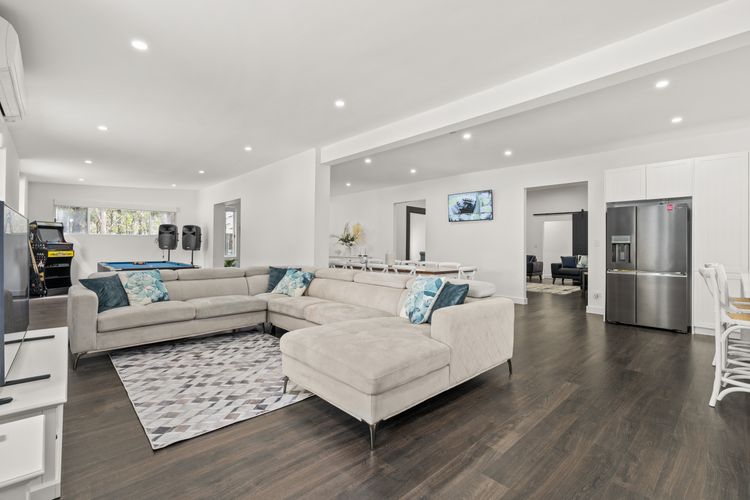 Holiday Homestead – Large Farm Stay Style Home