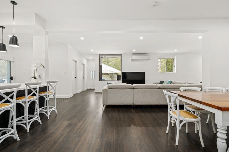 Holiday Homestead – Large Farm Stay Style Home