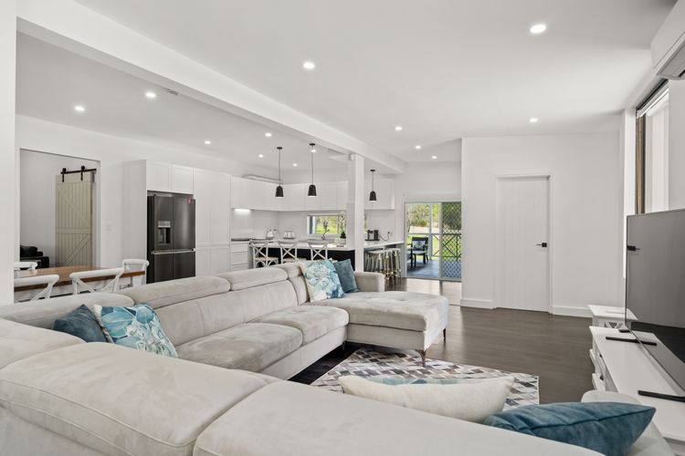 Holiday Homestead – Large Farm Stay Style Home