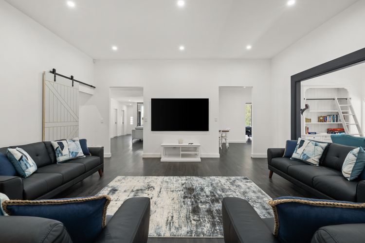 Holiday Homestead – Large Farm Stay Style Home