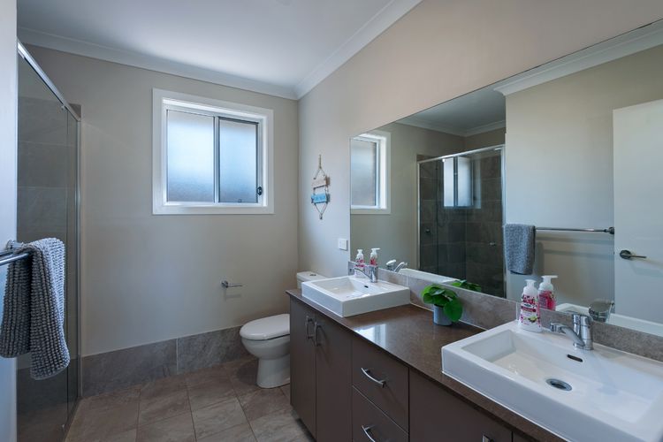 Charis by the Bay – 4 bedrooms – 5 mins to beach