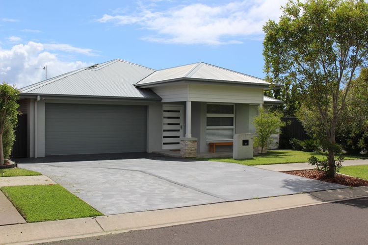 Charis by the Bay – 4 bedrooms – 5 mins to beach