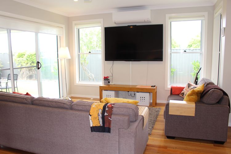 Charis by the Bay – 4 bedrooms – 5 mins to beach