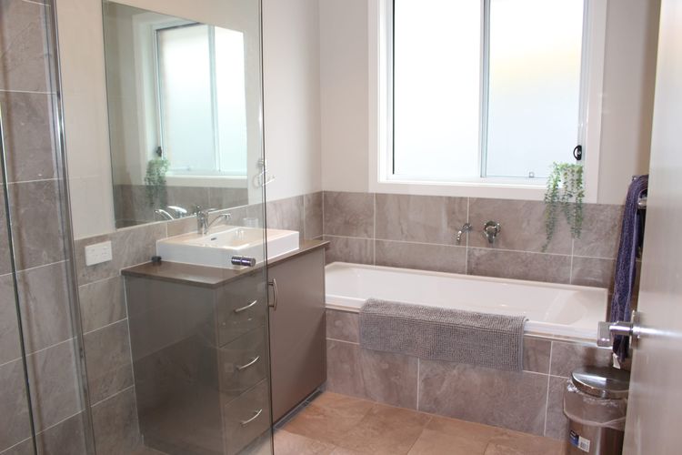 Charis by the Bay – 4 bedrooms – 5 mins to beach