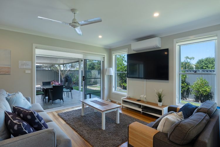 Charis by the Bay – 4 bedrooms – 5 mins to beach