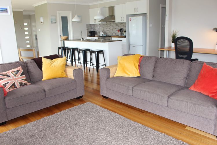 Charis by the Bay – 4 bedrooms – 5 mins to beach