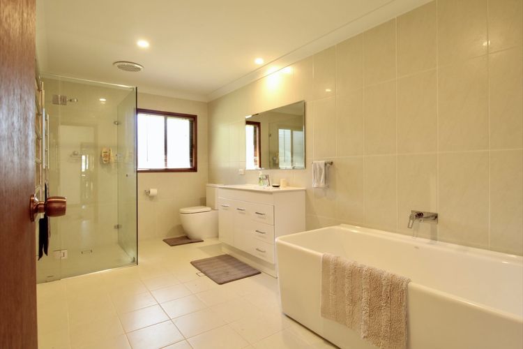 Burrill’s Cedar Cottage – Walking Distance to Water