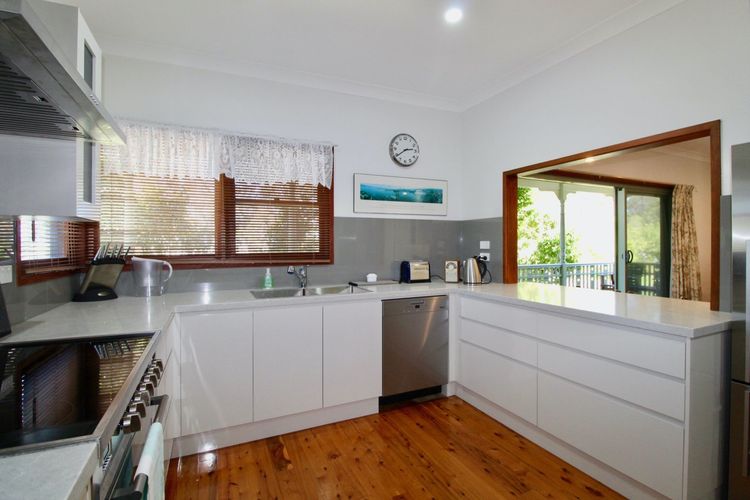 Burrill’s Cedar Cottage – Walking Distance to Water