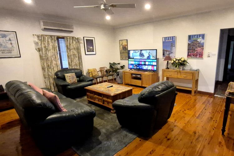 Burrill’s Cedar Cottage – Walking Distance to Water