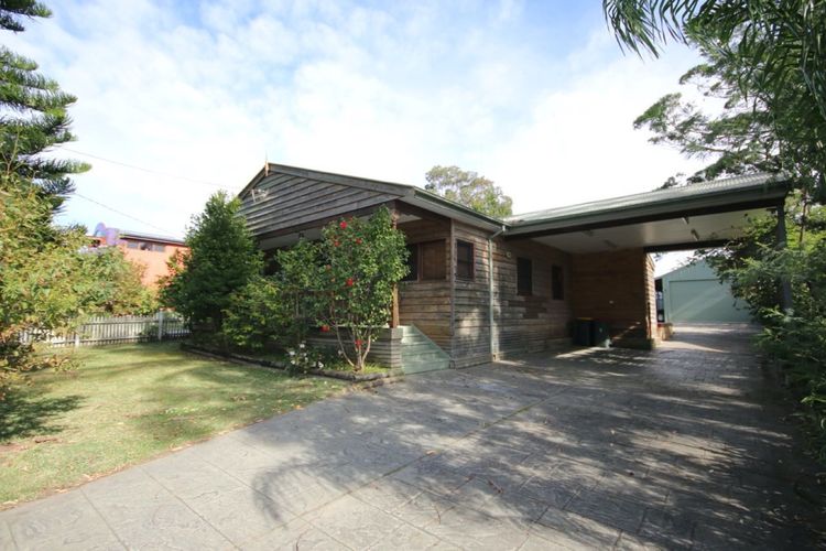 Burrill’s Cedar Cottage – Walking Distance to Water