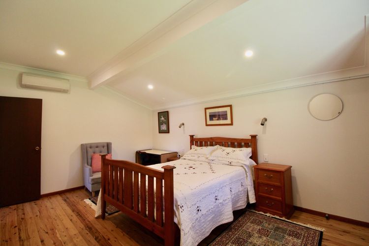 Burrill’s Cedar Cottage – Walking Distance to Water