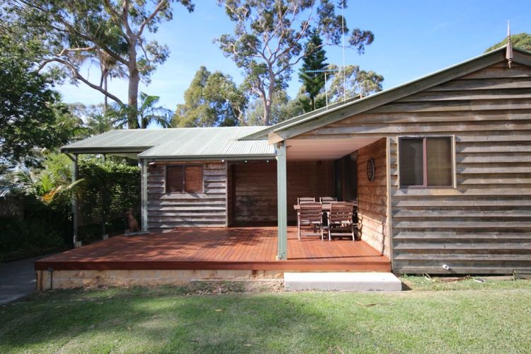 Burrill’s Cedar Cottage – Walking Distance to Water