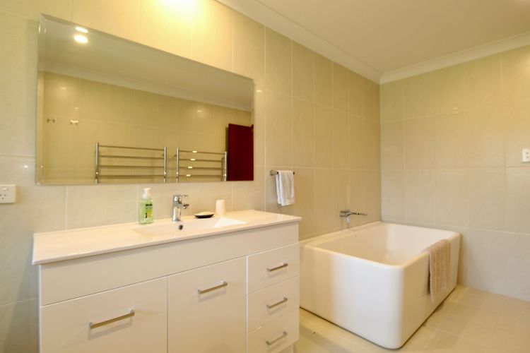 Burrill’s Cedar Cottage – Walking Distance to Water