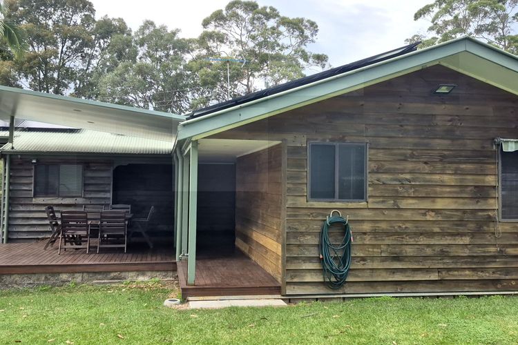 Burrill’s Cedar Cottage – Walking Distance to Water