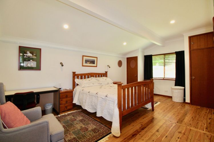 Burrill’s Cedar Cottage – Walking Distance to Water