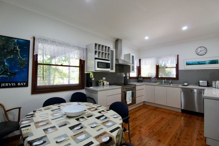 Burrill’s Cedar Cottage – Walking Distance to Water